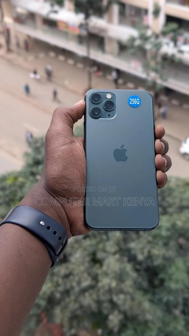 Apple iPhone 11 Pro 256 GB Green - main view