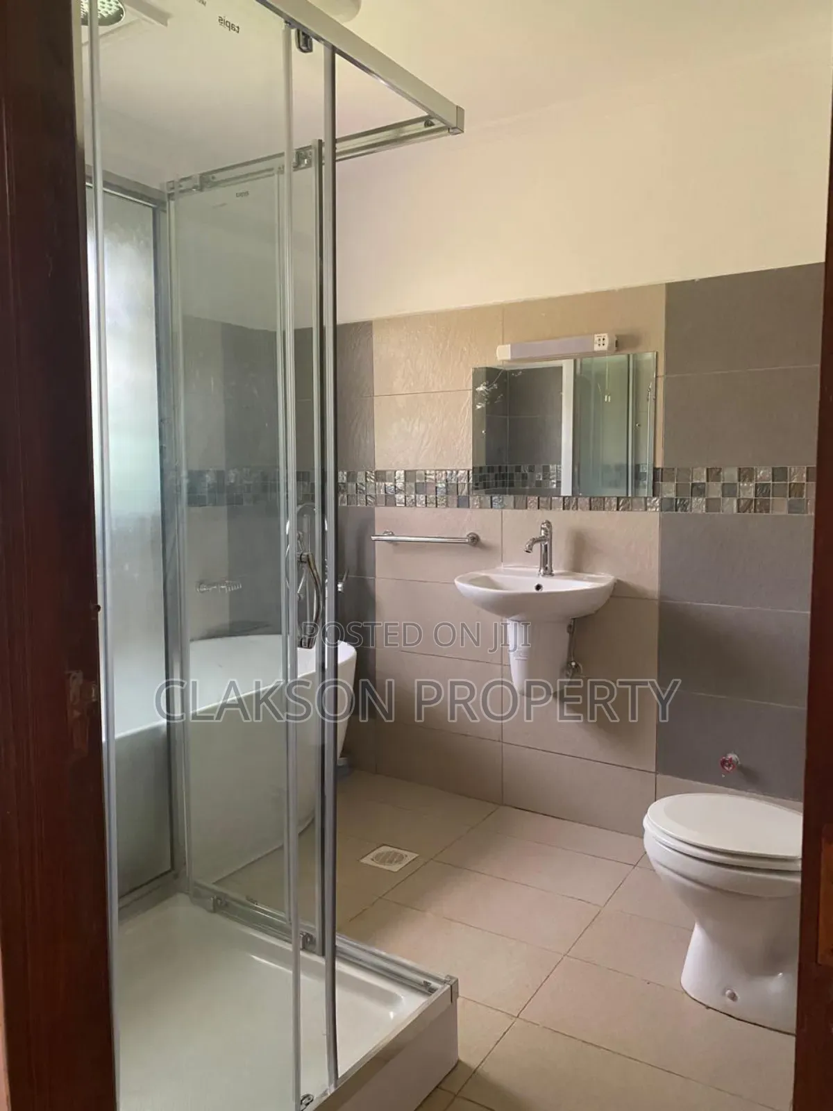 5bdrm Townhouse/Terrace in Thome for sale