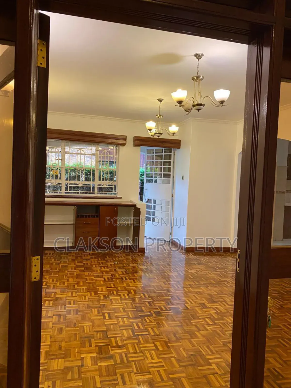 5bdrm Townhouse/Terrace in Thome for sale
