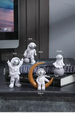 4 PCS Spaceman Statue