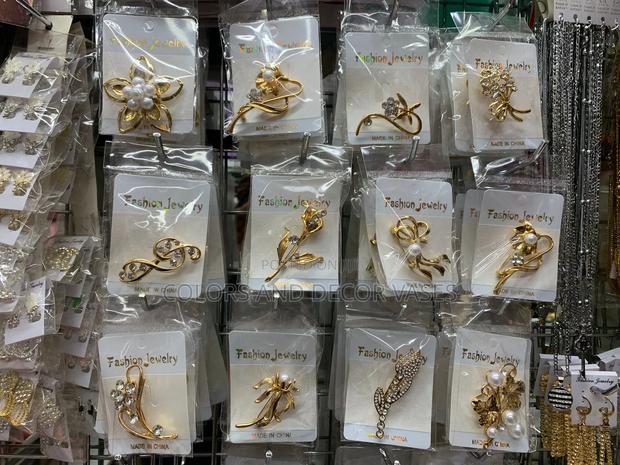 Brooches Gold and Silver - main view