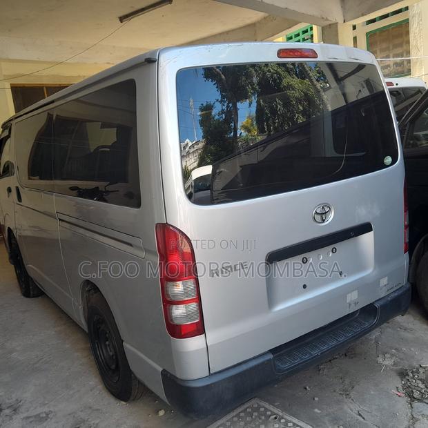 Toyota Regius 2017 White - thumbnail 2