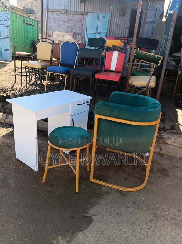 Manicure Set, Green With White Table - main view