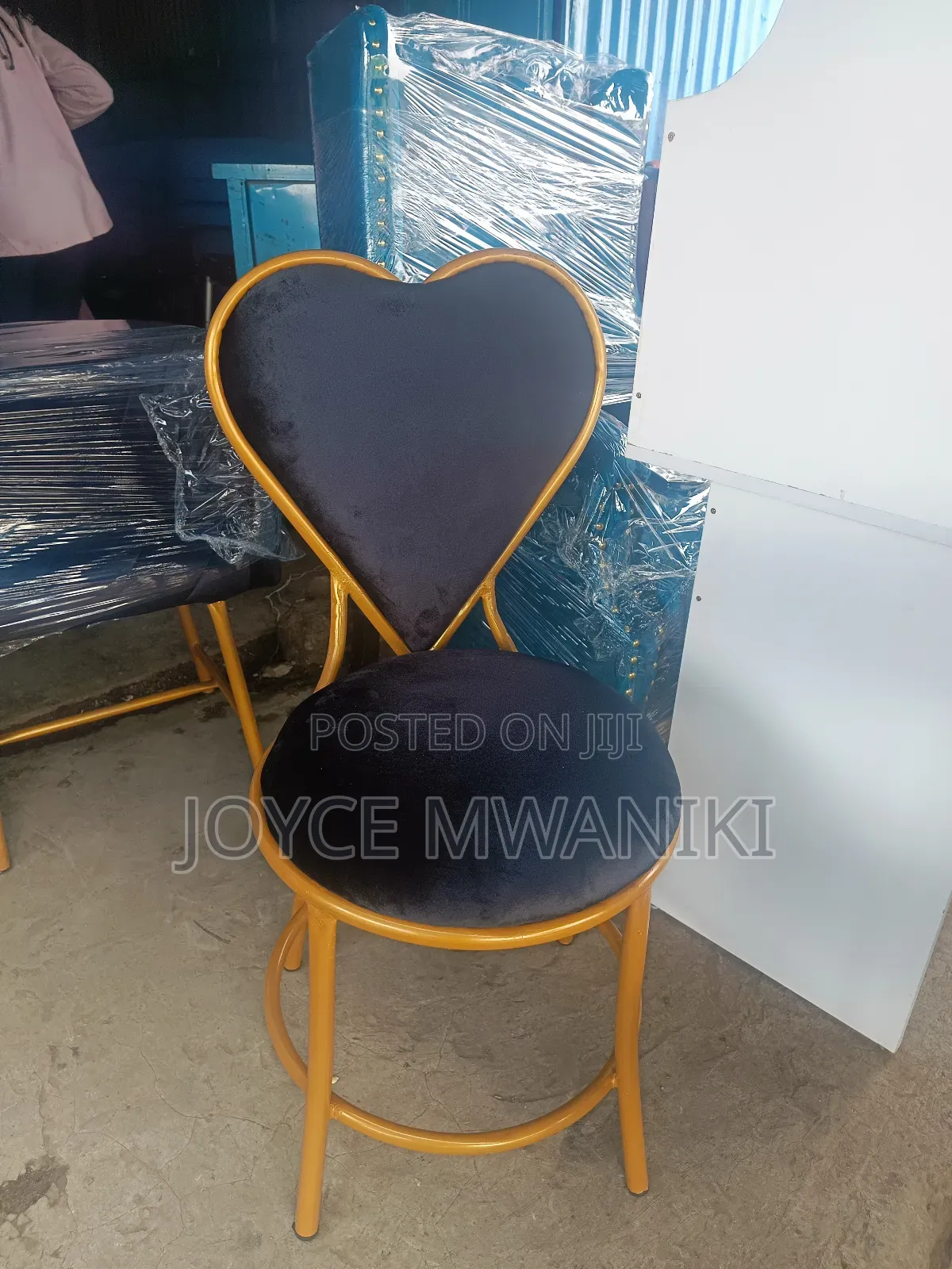 Black and Gold, Manicure Love Seat
