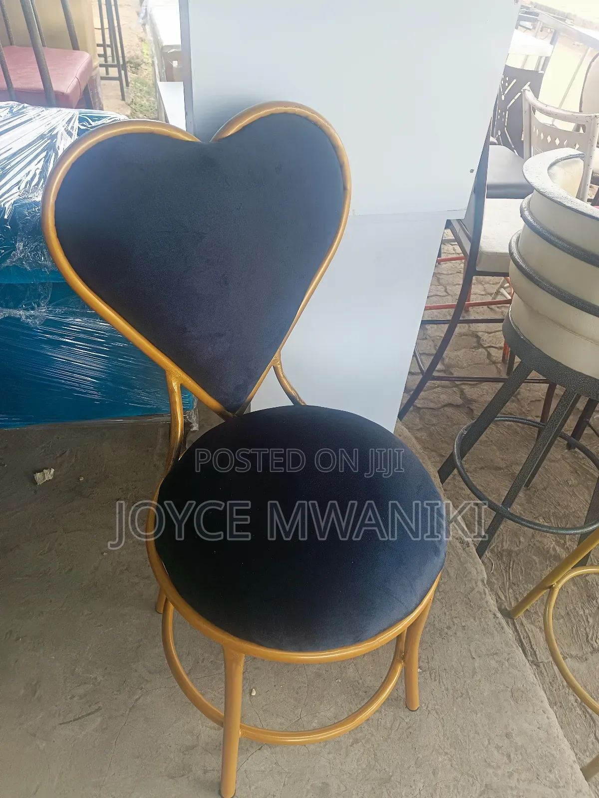 Black and Gold, Manicure Love Seat