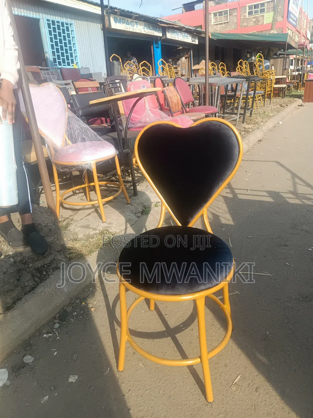 Black and Gold, Manicure Love Seat