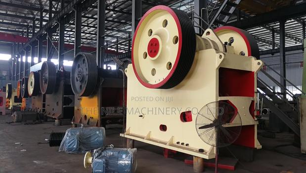 Large 100-200 T/H Basalt Granite Jaw Crushing Machine - main view