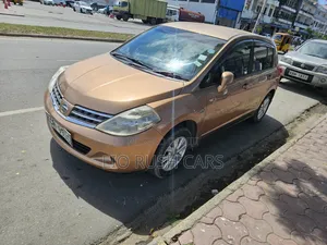 Nissan Tiida 2011 Gold