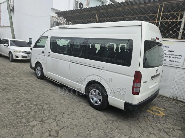 Toyota HiAce 2018 White - thumbnail 3