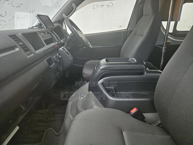 Toyota HiAce 2018 White - thumbnail 8