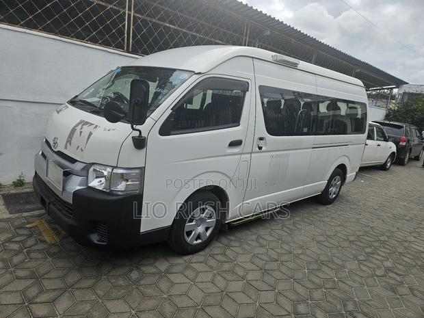 Toyota HiAce 2018 White - thumbnail 10