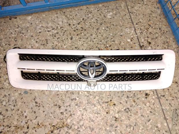 Toyota Ipsum 2002 Grill