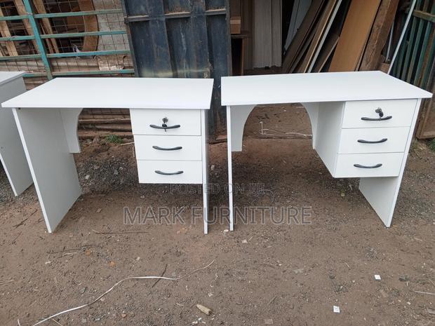 Manicure Table - main view