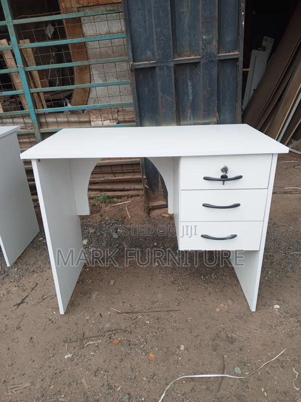 Manicure Table - main view