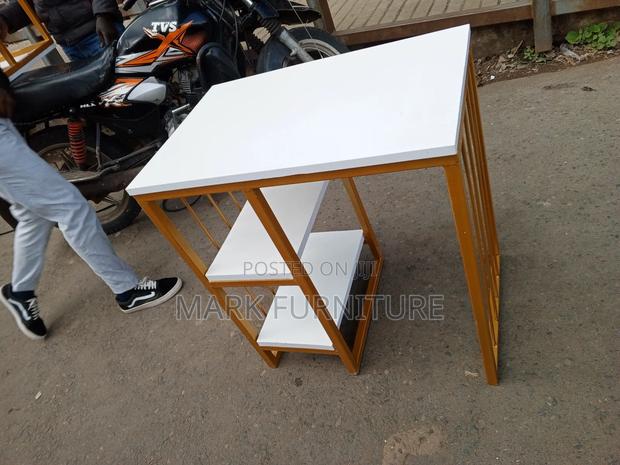 Manicure Table - main view