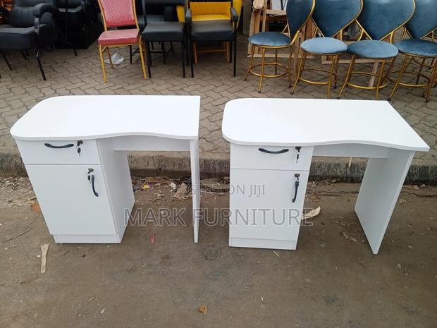 Manicure Table