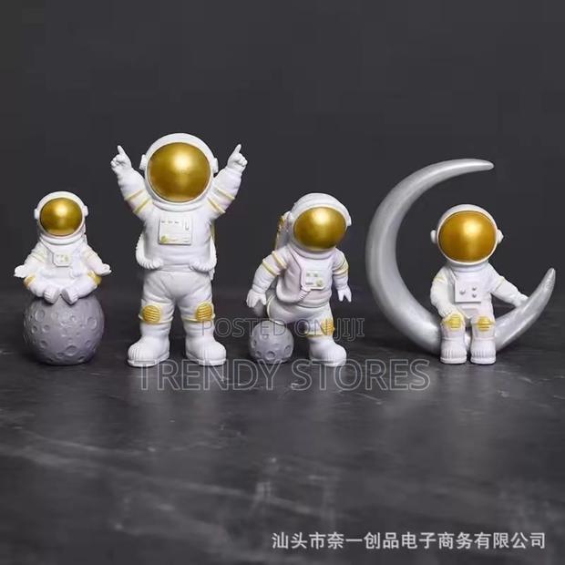 4pcs Spaceman Statue
