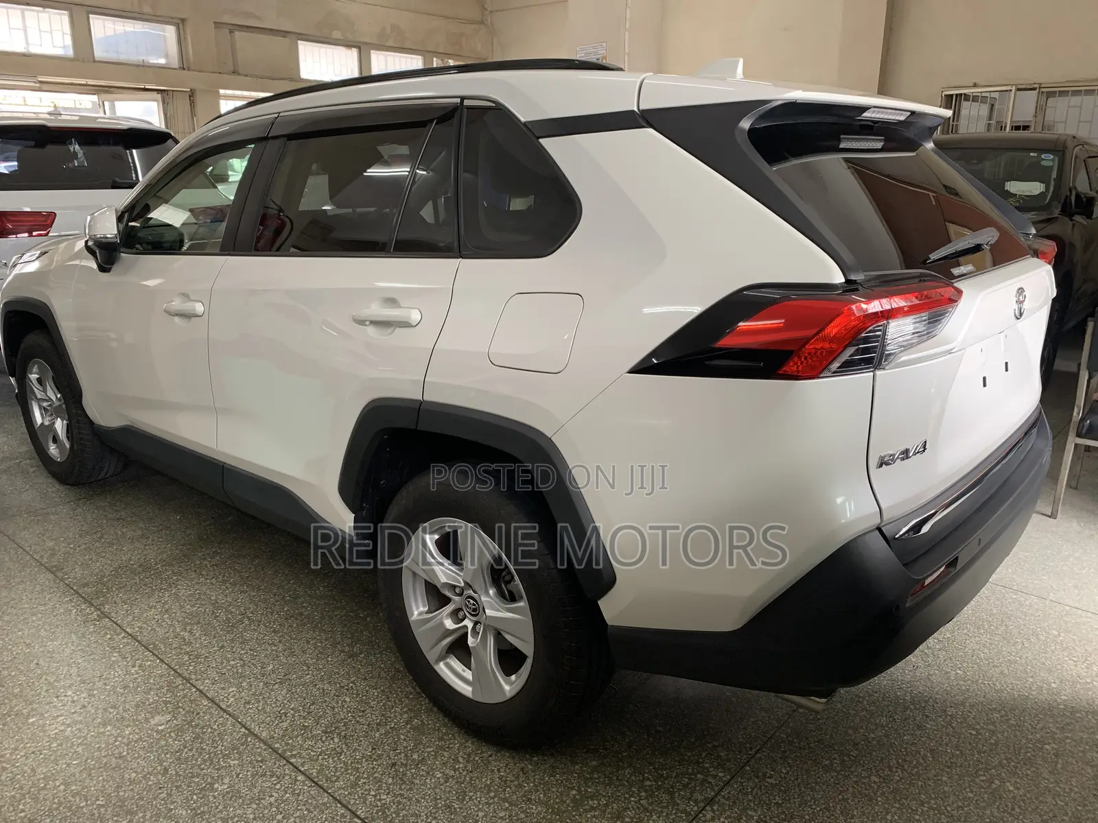 Toyota RAV4 LE FWD 2019 White
