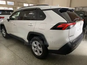 Toyota RAV4 LE FWD 2019 White