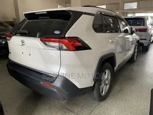 Toyota RAV4 LE FWD 2019 White