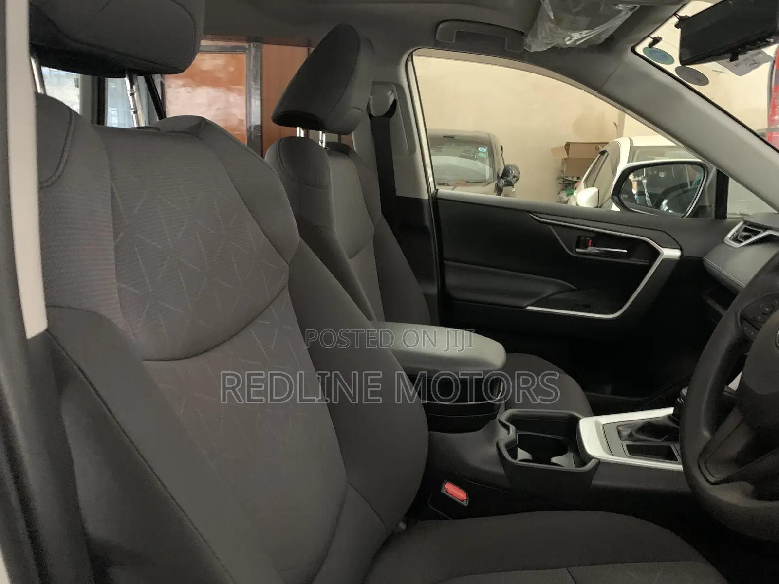 Toyota RAV4 LE FWD 2019 White