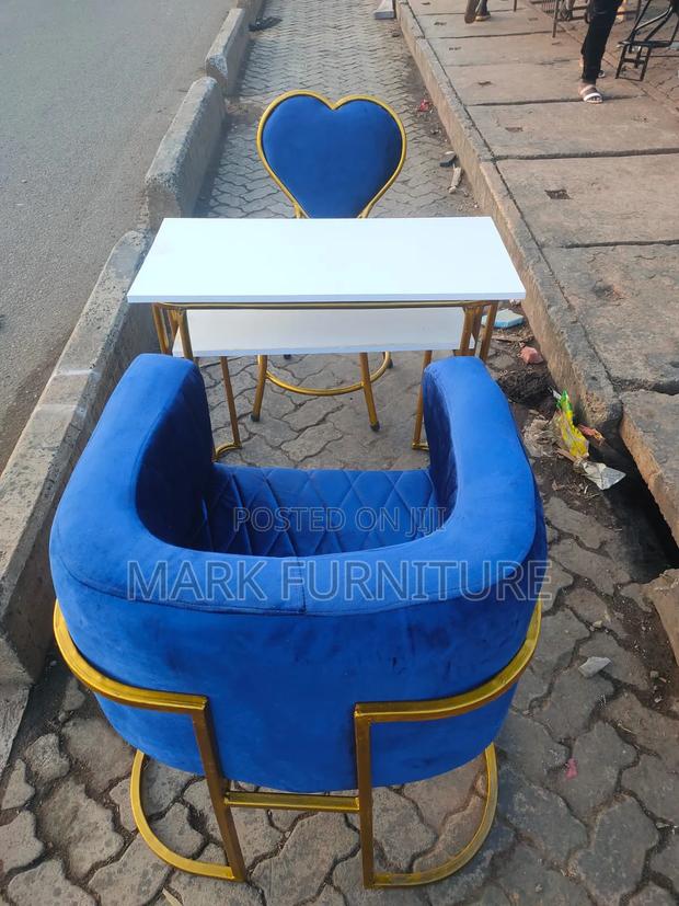 Manicure Table and Chairs - main view