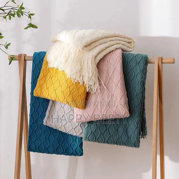 High Quality Knitted Throw Blanket - thumbnail 2