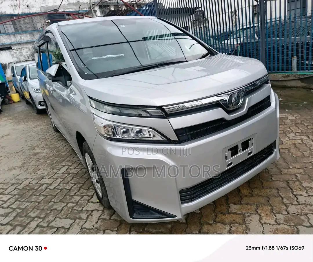 Toyota Voxy 2017 Silver