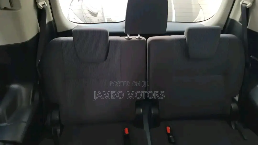 Toyota Voxy 2017 Silver