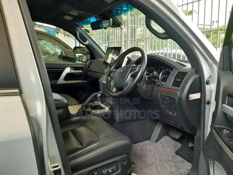 Toyota Land Cruiser 4.6 V8 ZX 2018 Silver