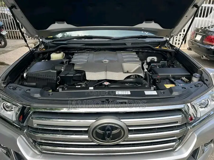 Toyota Land Cruiser 4.6 V8 ZX 2018 Silver