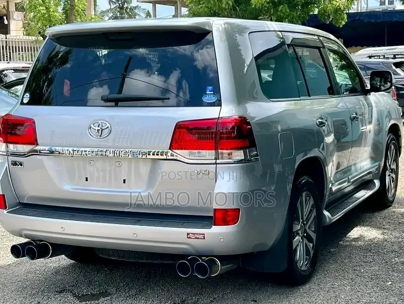 Toyota Land Cruiser 4.6 V8 ZX 2018 Silver