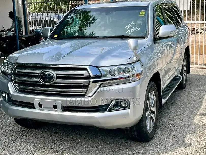 Toyota Land Cruiser 4.6 V8 ZX 2018 Silver