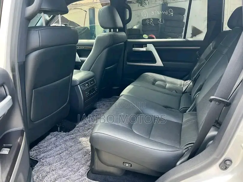 Toyota Land Cruiser 4.6 V8 ZX 2018 Silver