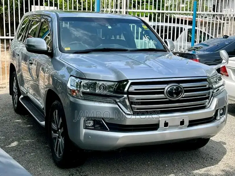 Toyota Land Cruiser 4.6 V8 ZX 2018 Silver
