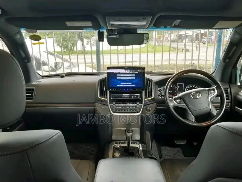 Toyota Land Cruiser 4.6 V8 ZX 2018 Silver