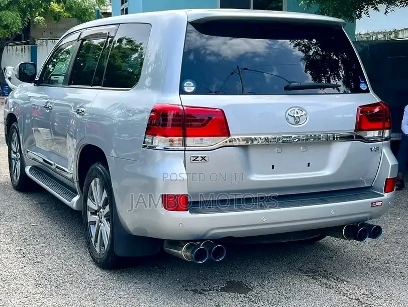 Toyota Land Cruiser 4.6 V8 ZX 2018 Silver