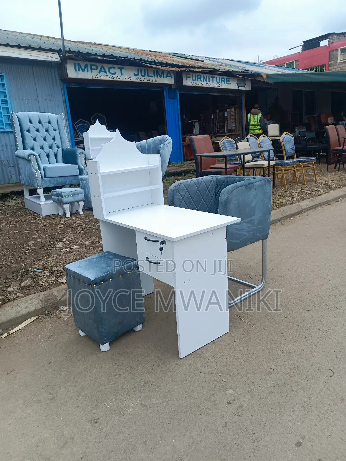Manicure Set, Light Grey Seats and White Table 