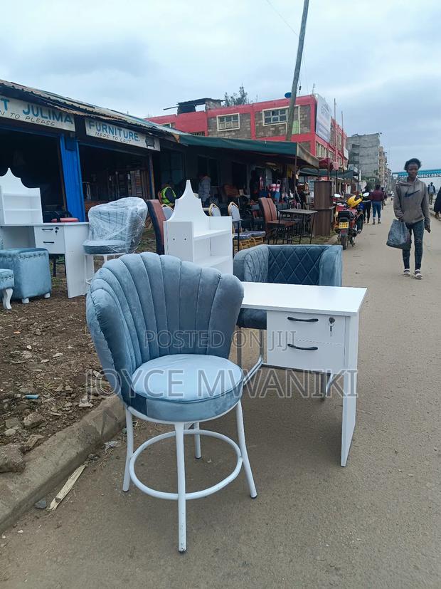 Manicure Set Light Grey Seats and White Table  - thumbnail 2