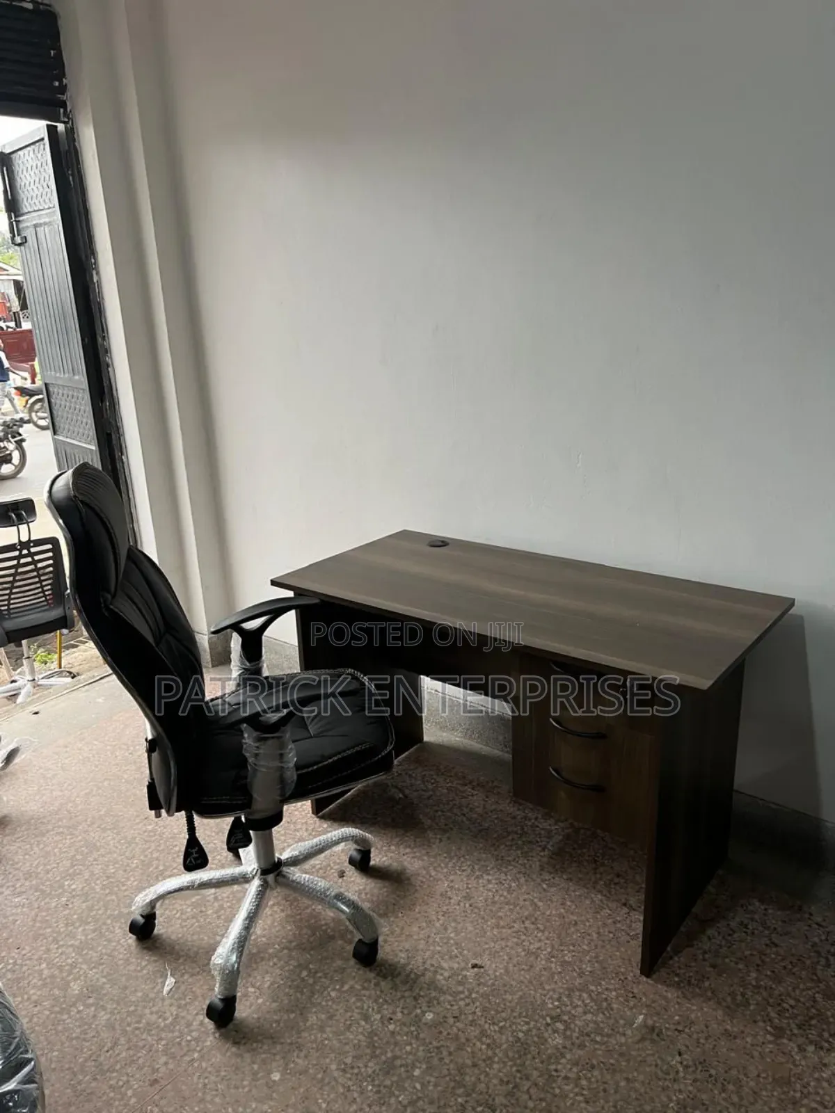1.2 MTR Office Desk Plus Executive Office Leather Chair