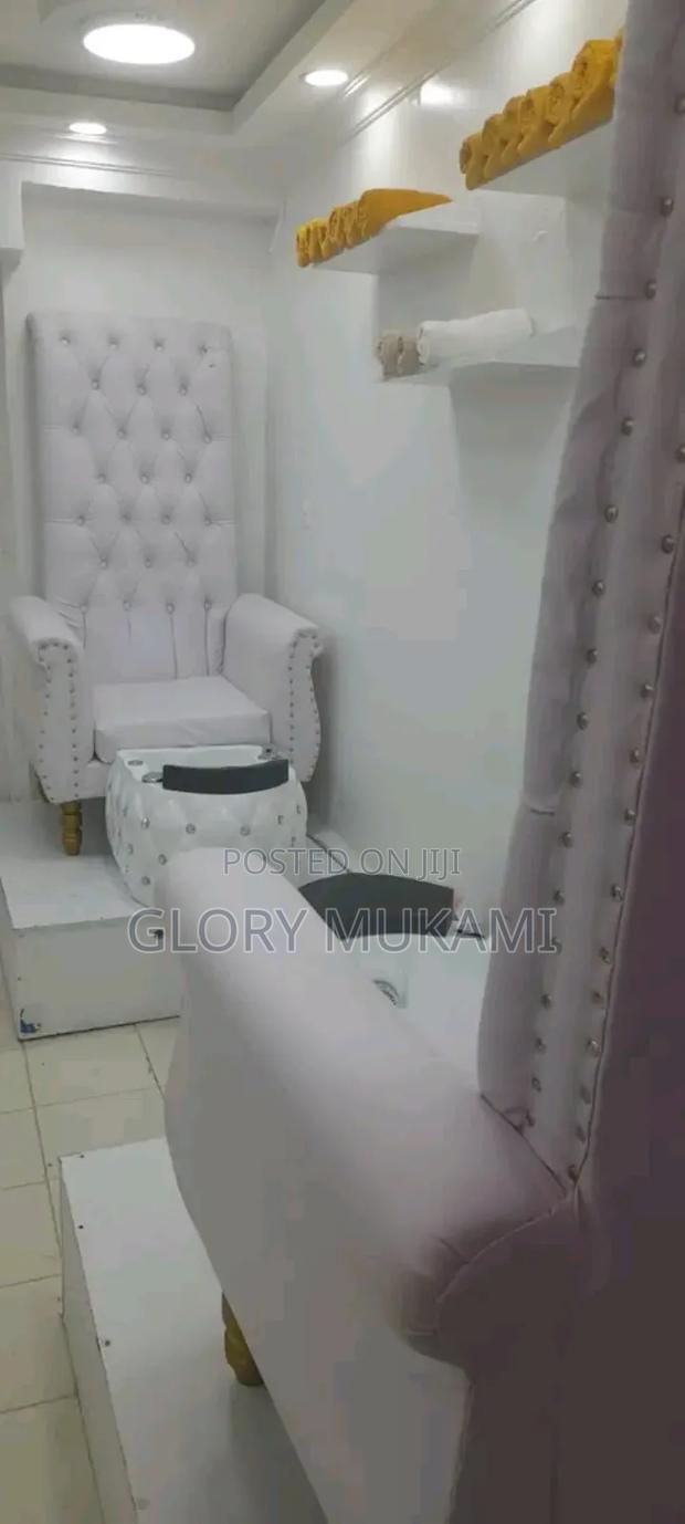 Quality Brand New Queens Manicure Chairs - main view
