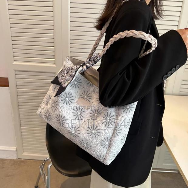 *Elegant Floral Tote Bag/ Luxury Rectangular Bagsize* - thumbnail 5