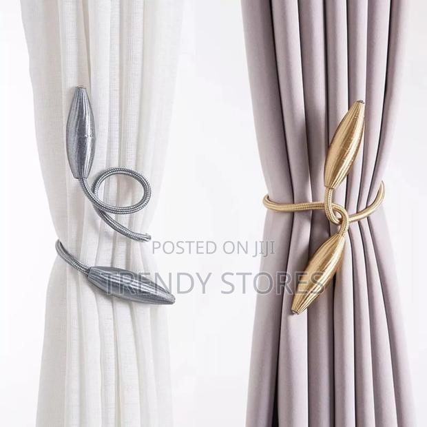 Curtain Holder