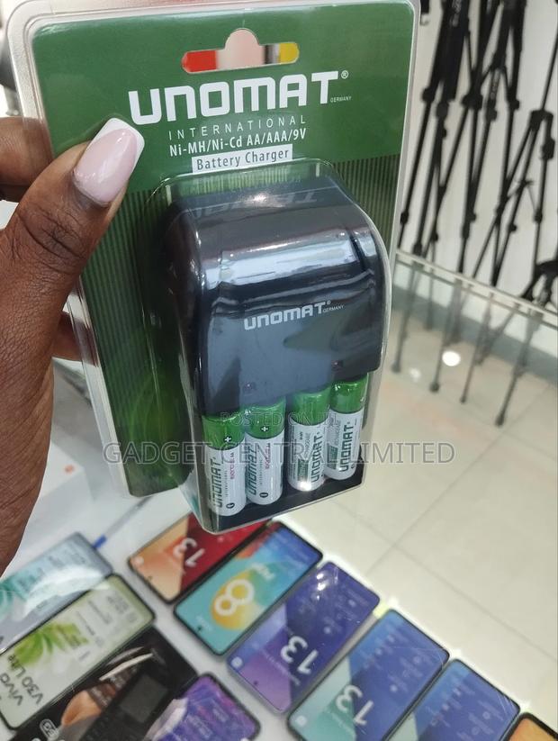 UNOMAT Rechargeable Battery X 4 Plus Charger - thumbnail 3