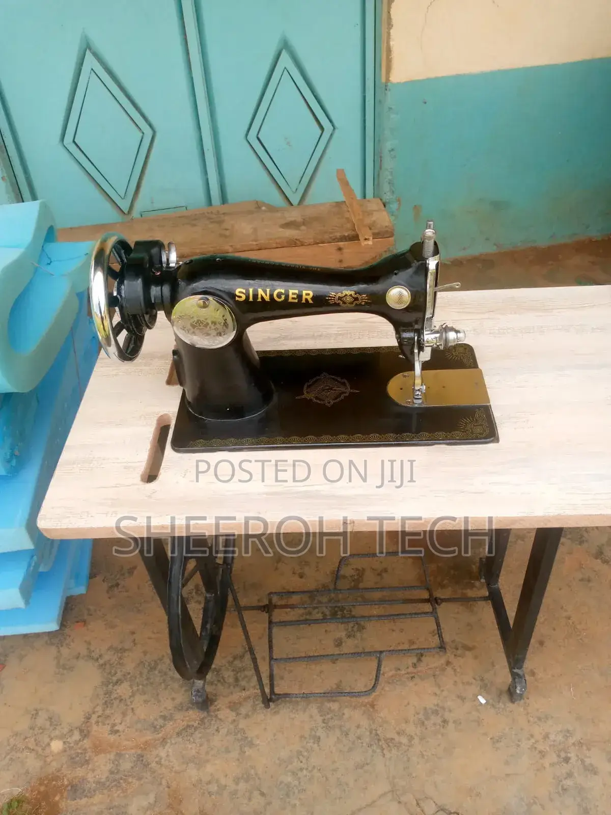 Singer Sewing Machine/Table