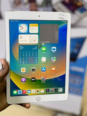 Apple iPad Pro 9.7 (2016) 128 GB Silver - main view