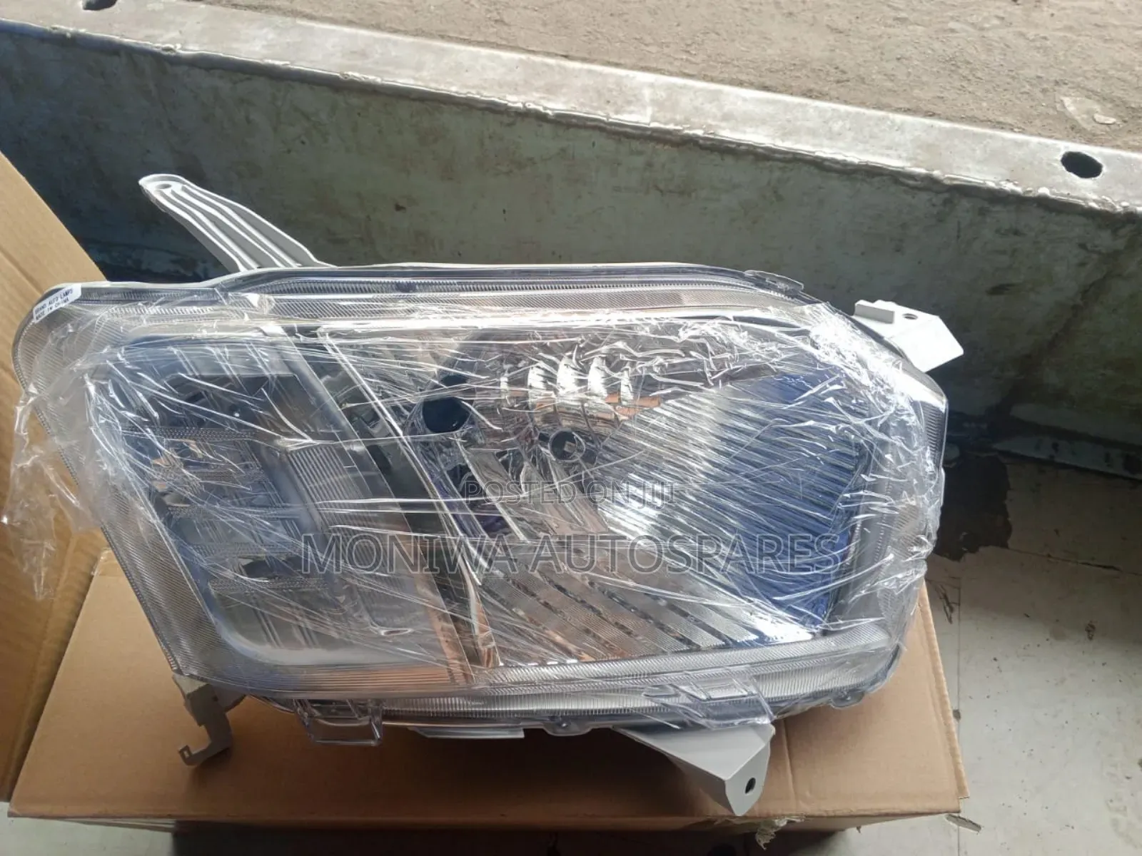 Headlight Toyota Hiace 7L 2014 Model Upwards