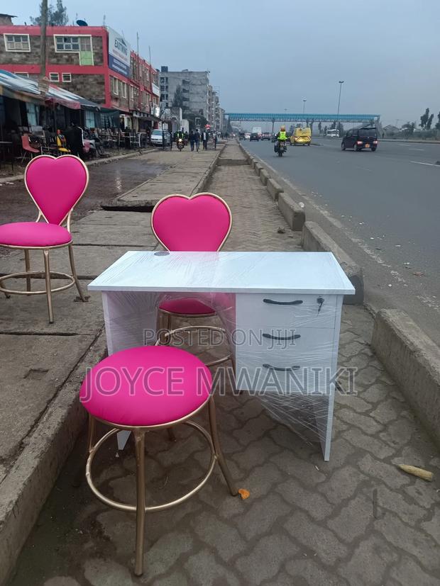Manicure Set, Pink Seats and White Table  - thumbnail 2