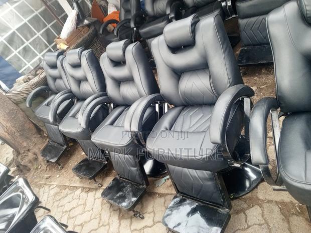 Kinyozi Seat