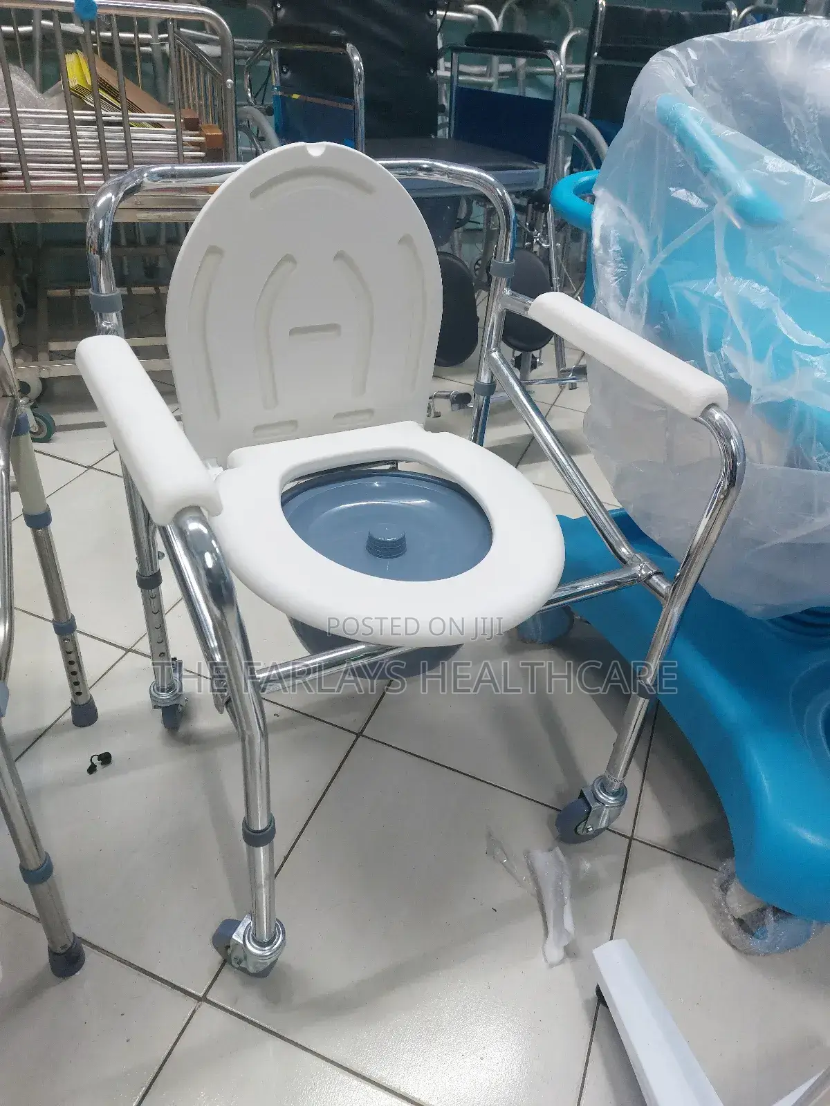 Commode Chair Foldable With Castors 696*